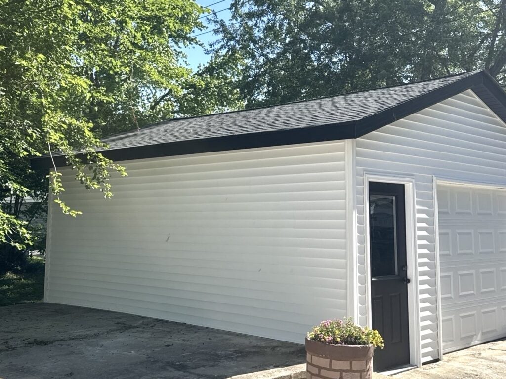 New architectural shingle roof installed on residential property in Edwardsville IL by Barringer Brothers Roofing