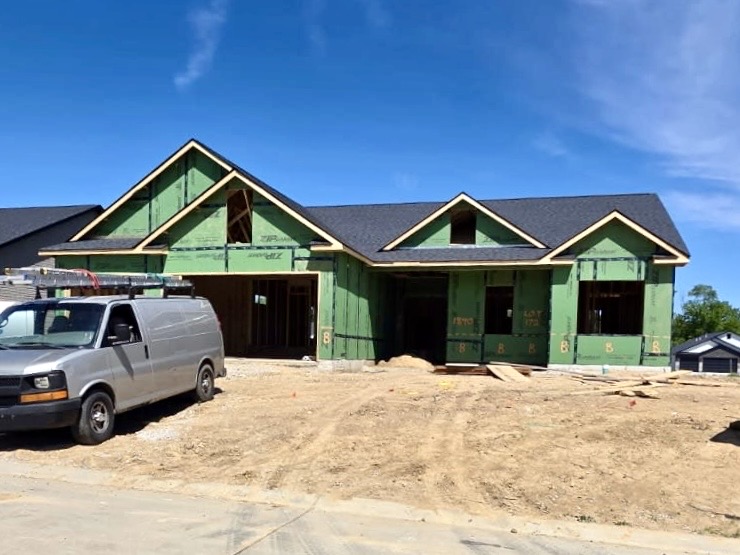 New construction home with architectural asphalt shingle roof in Maryville IL by Barringer Brothers Roofing