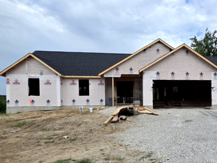 New construction home with architectural shingle roof in Columbia IL by Barringer Brothers Roofing