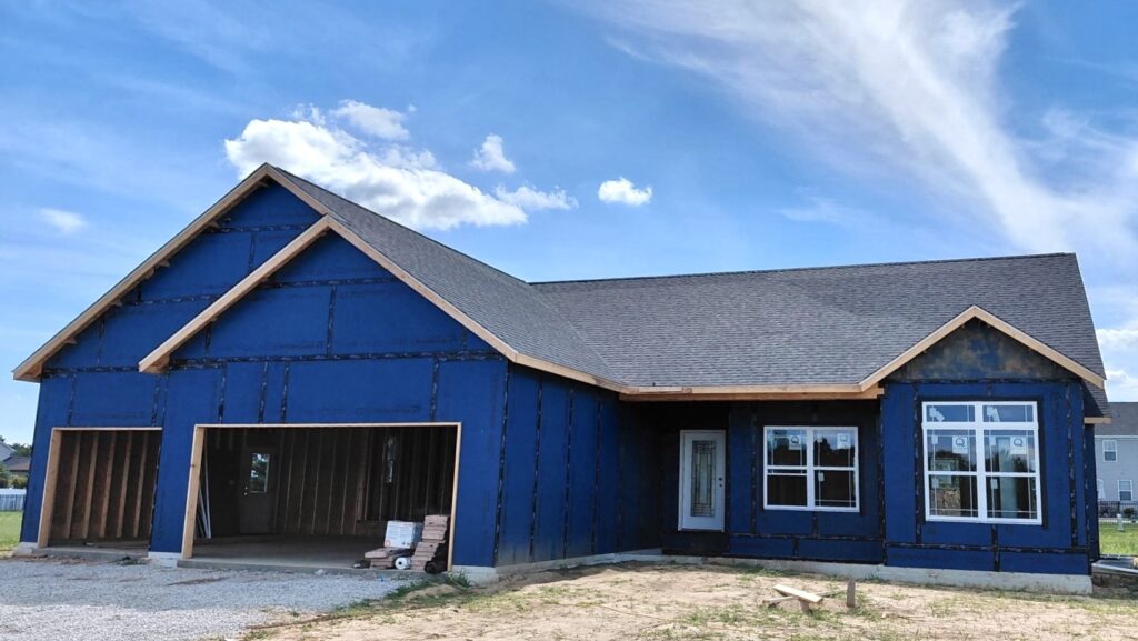 New construction home with architectural shingle roof in O'Fallon IL by Barringer Brothers Roofing