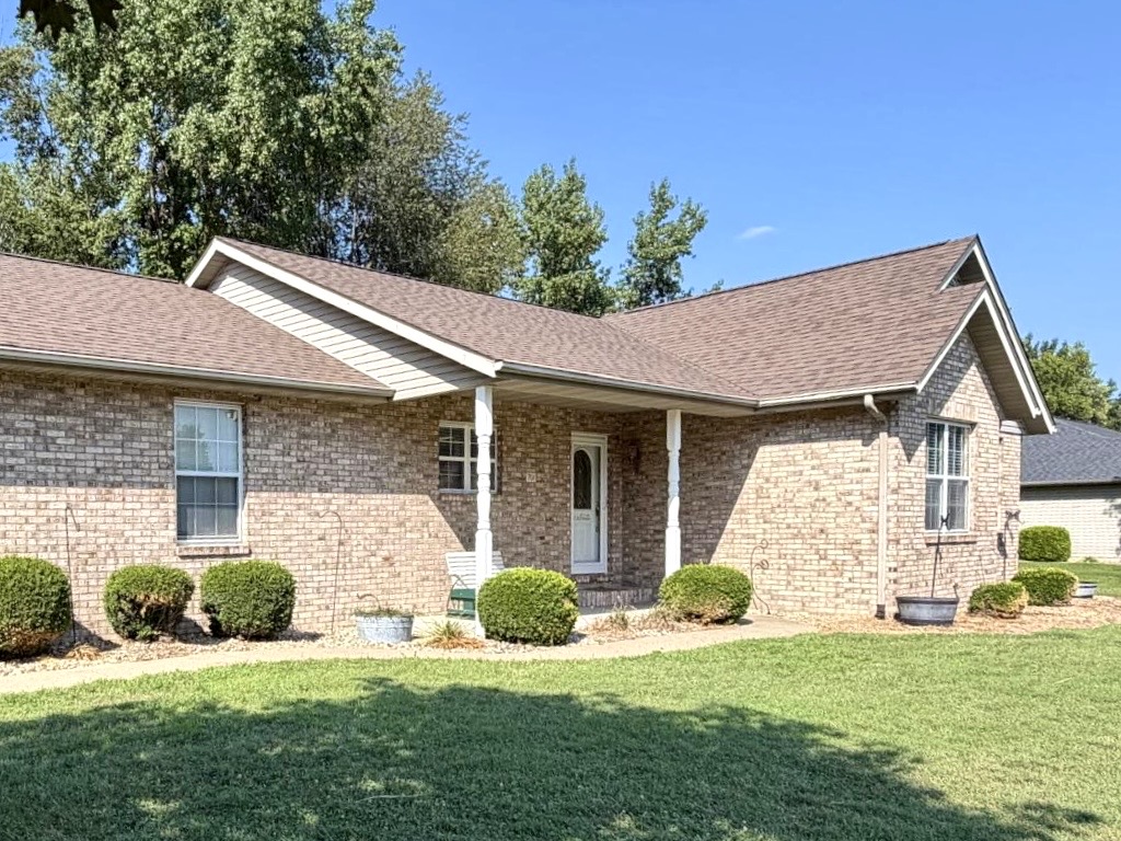 Asphalt shingle roof on a home in Aviston, IL by Barringer Brothers Roofing.
