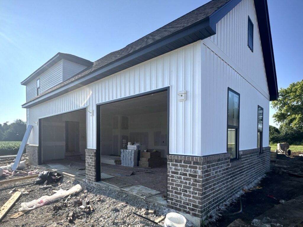 New construction home with newly installed siding in Granite City, IL by Barringer Brothers Roofing